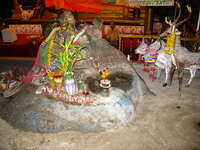 20081024114847_offering_in_khoa_poon_cave