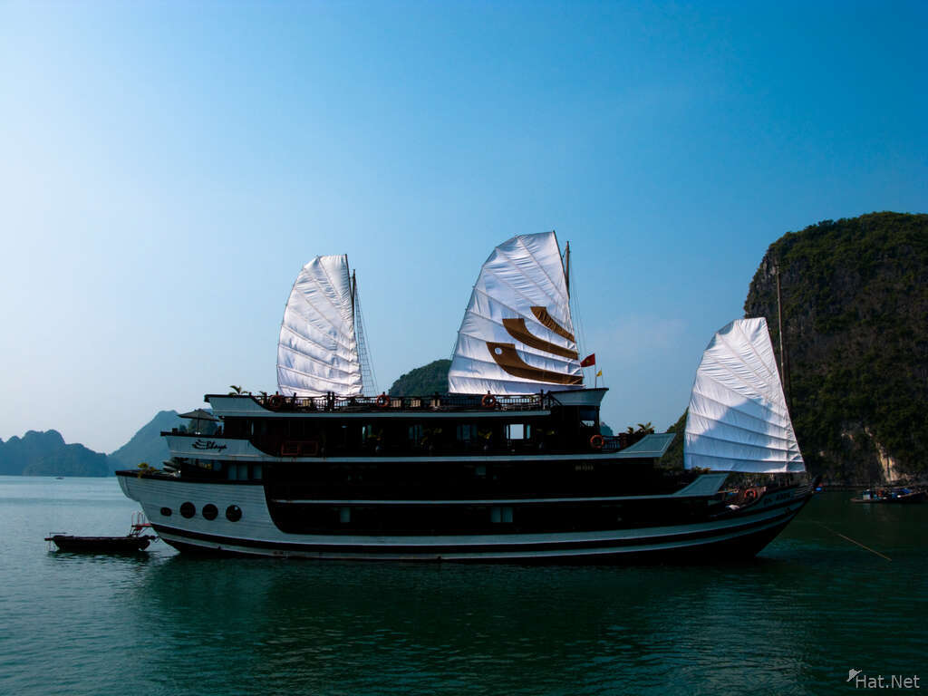 halong bay luxury boat